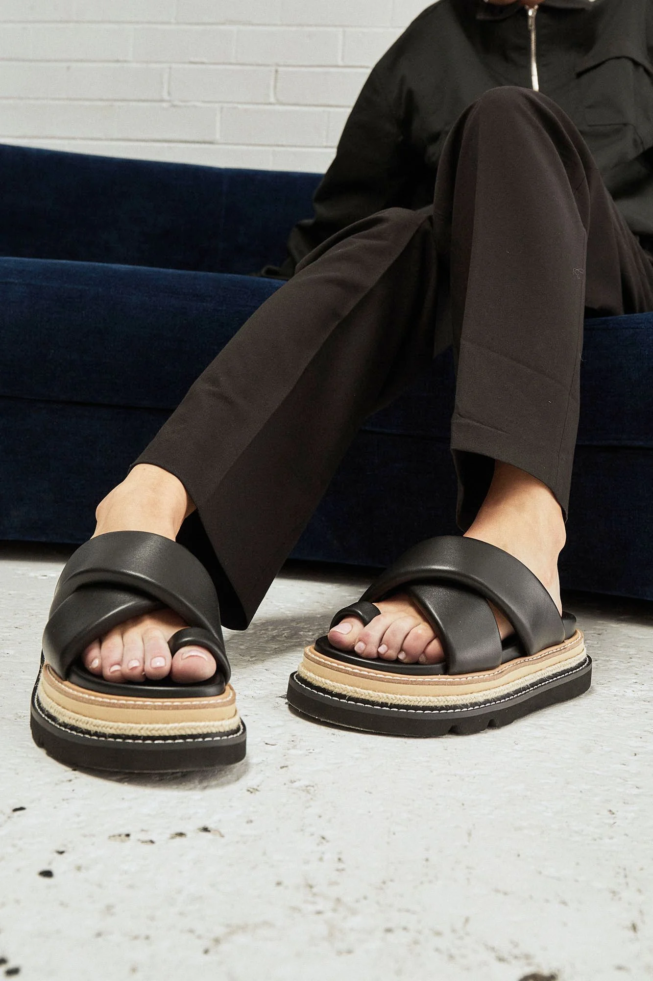 ALIAS MAE Womens Venga Black Leather Slides - Image 10