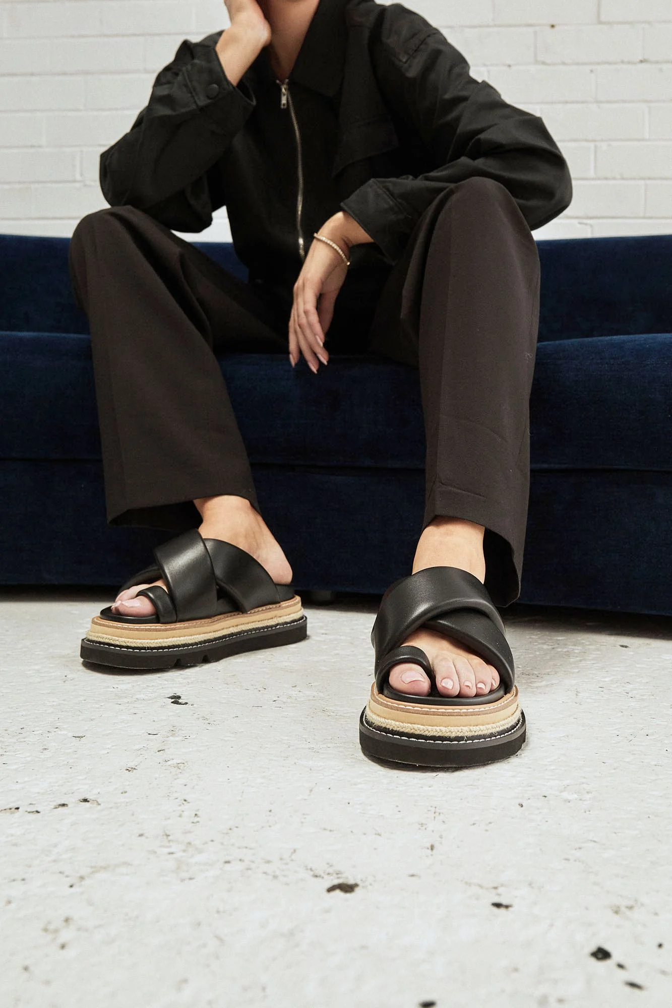 ALIAS MAE Womens Venga Black Leather Slides - Image 7