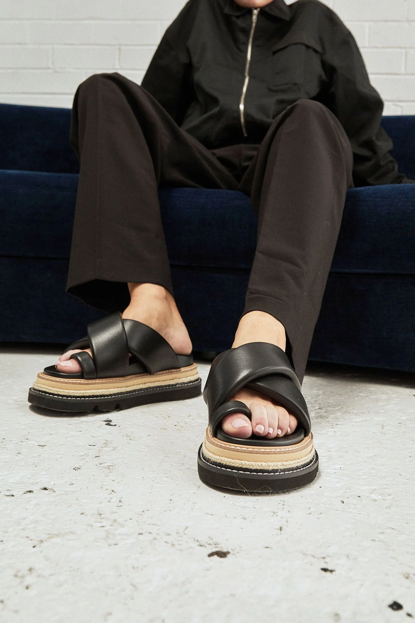 ALIAS MAE Womens Venga Black Leather Slides - Image 8