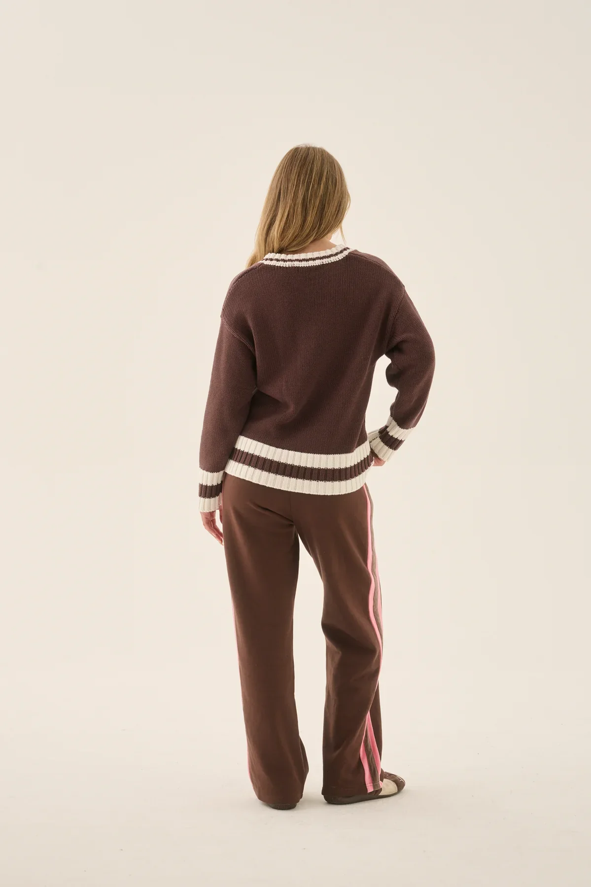 ARAMINTA JAMES Womens AJ V Neck Knit Sweater in Chicory Coffee - Image 5