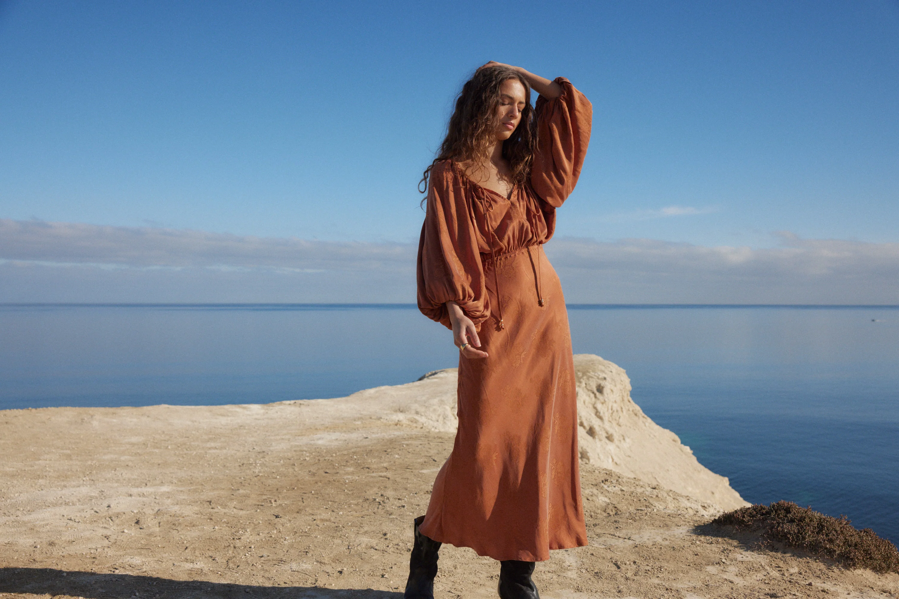AUGUST THE LABEL Womens Zelda Midi Dress - Rust - Image 14