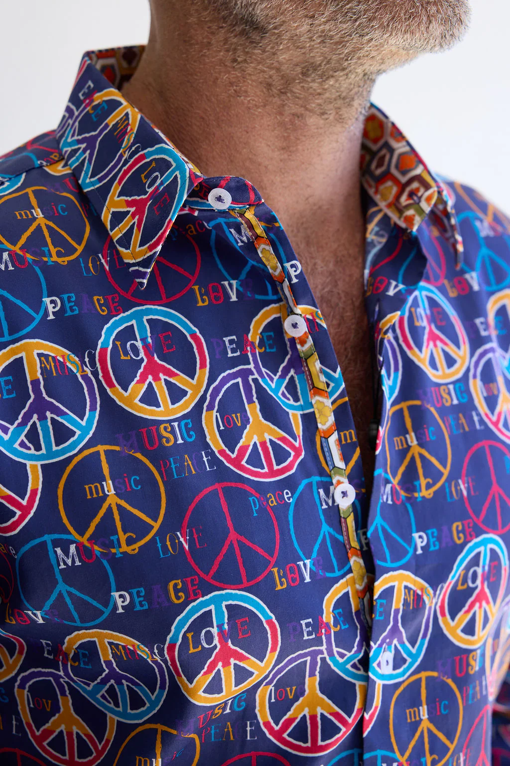 ENGLISH LAUNDRY Mens Wembly Long Sleeve Shirt in Peace Print - Image 2