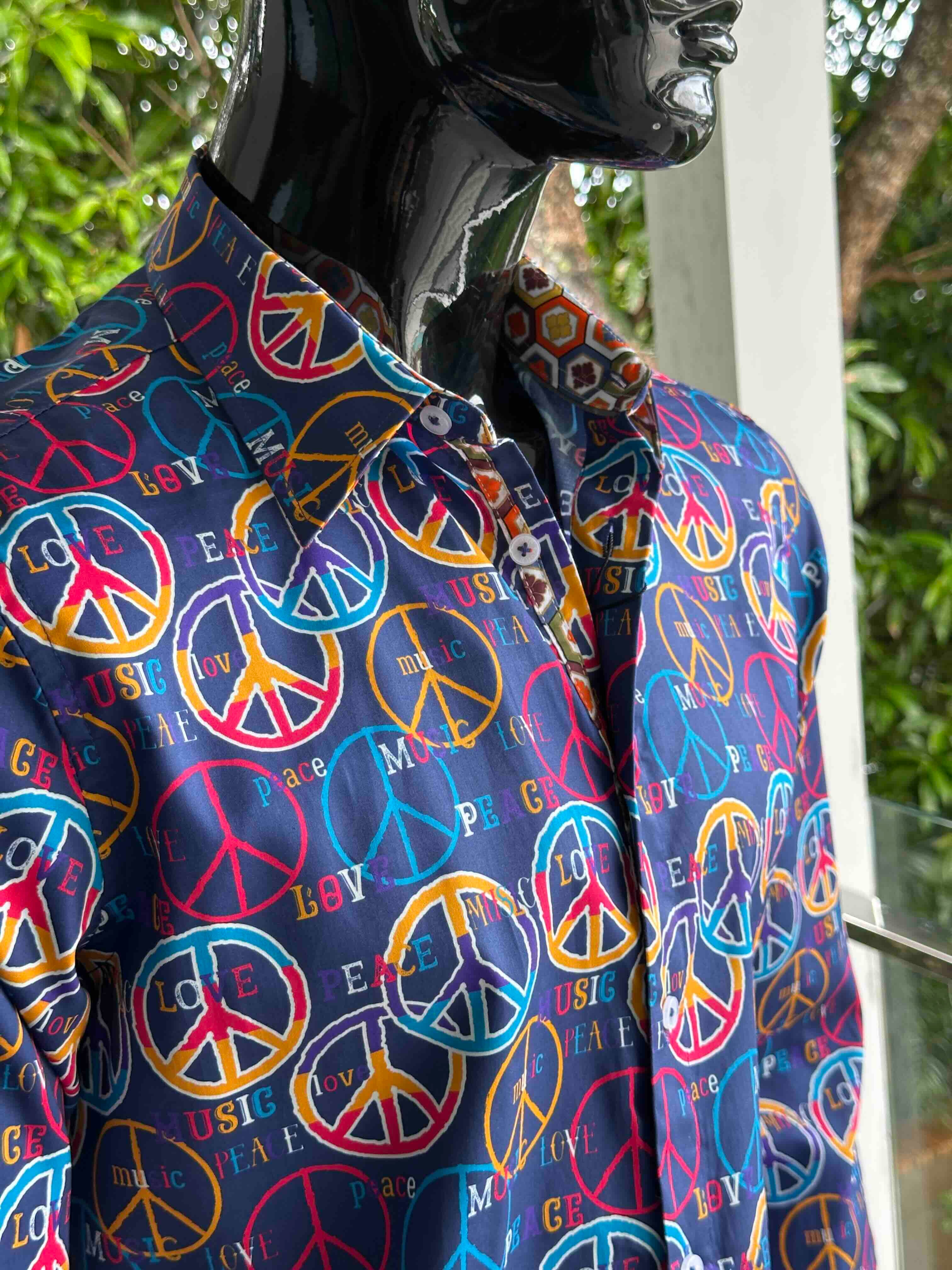 ENGLISH LAUNDRY Mens Wembly Long Sleeve Shirt in Peace Print - Image 4