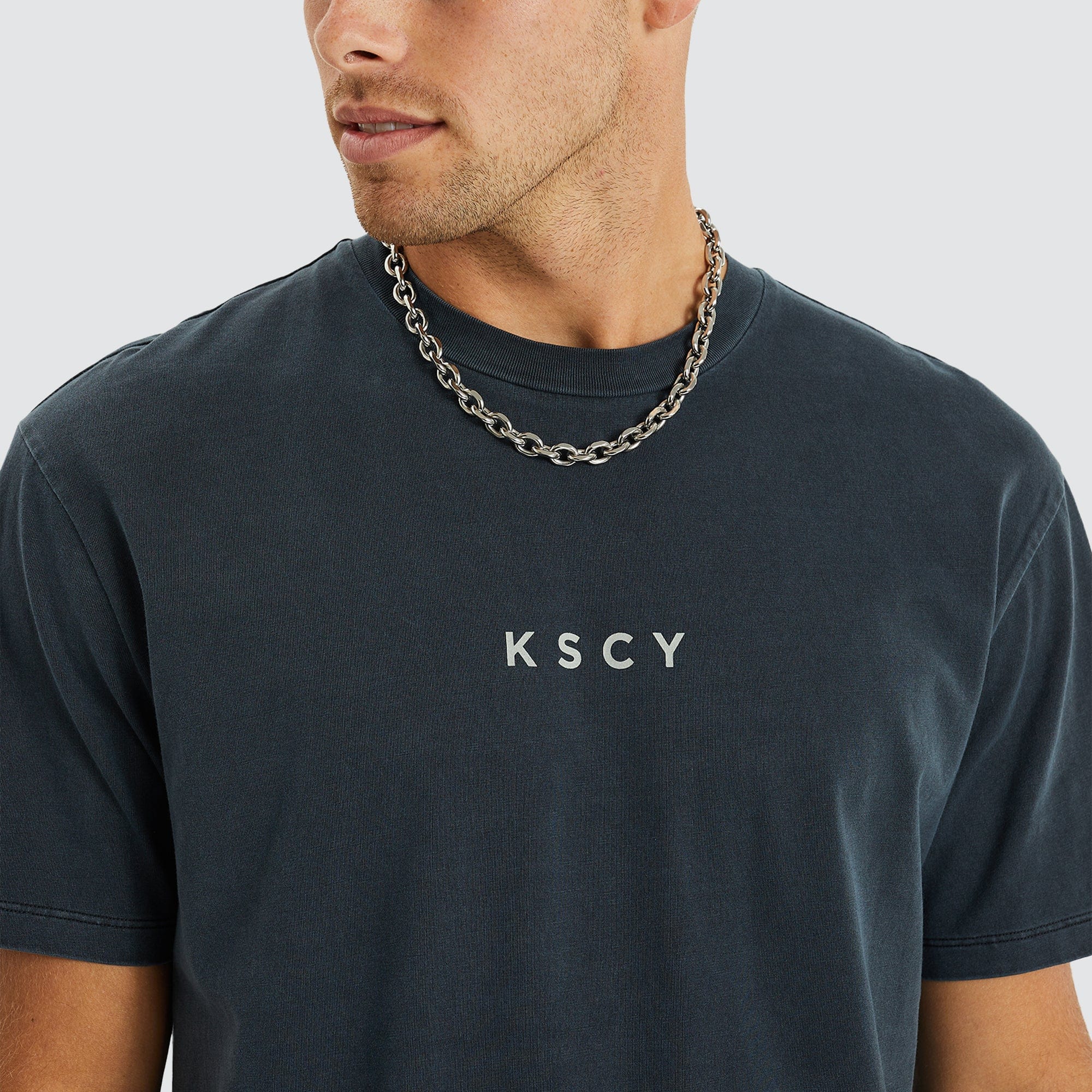KISS CHACEY Mens Devotion Relaxed Tee Shirt - Pigment Anthracite - Image 2