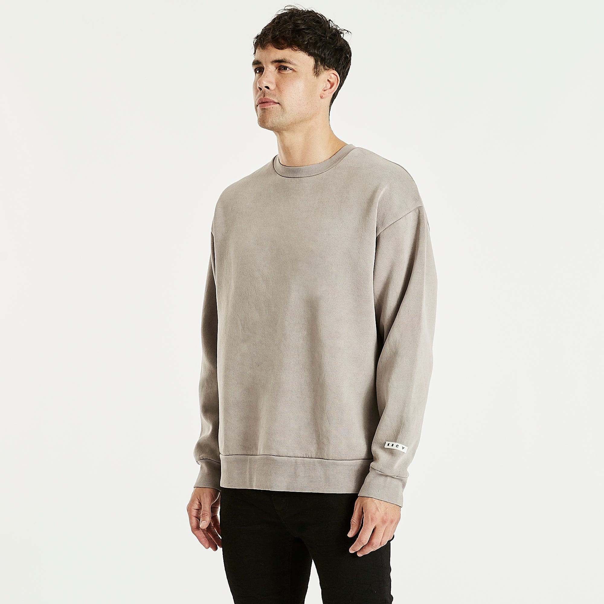 KISS CHACEY Mens Essentials Crew Neck Jumper - Pigment Gull - Image 4