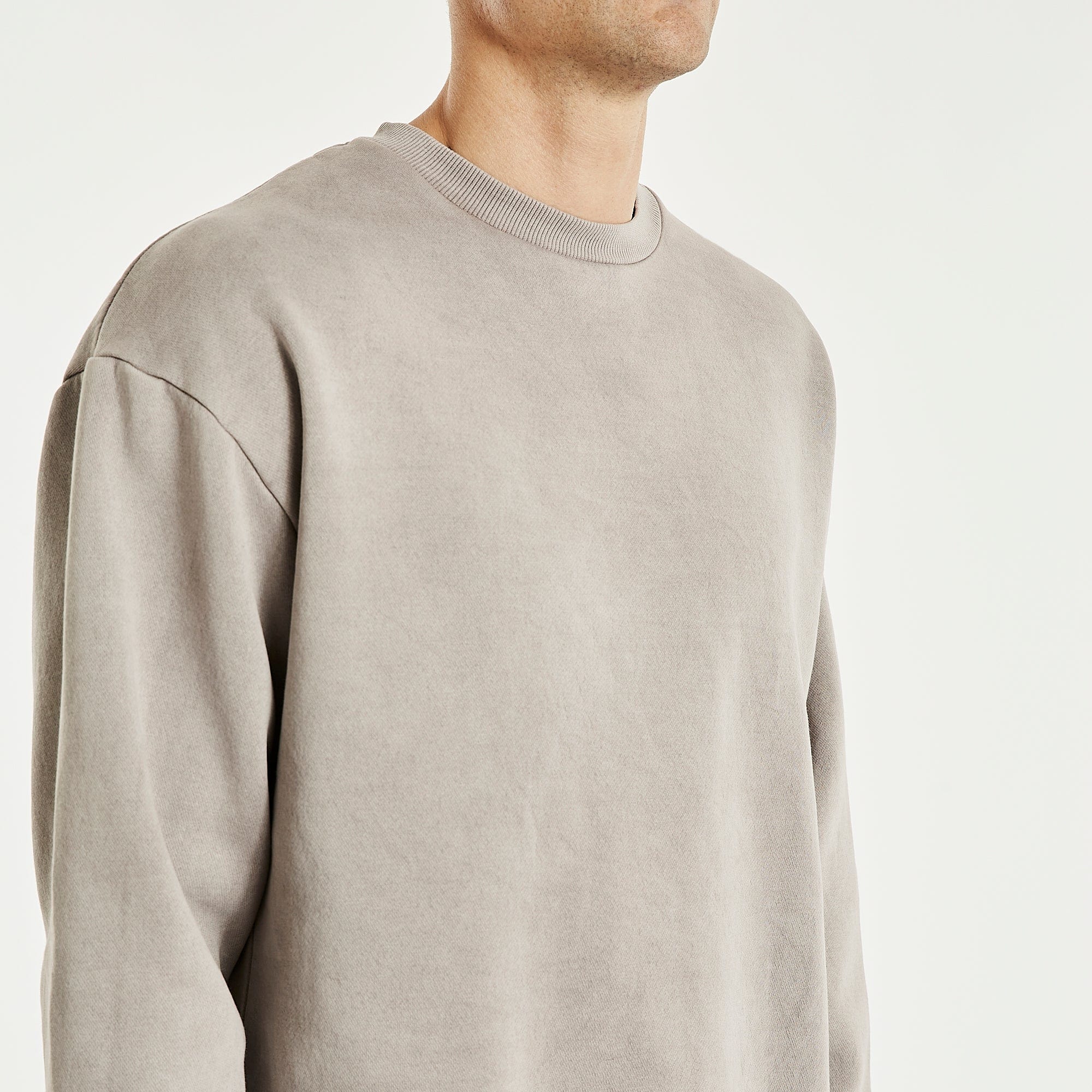 KISS CHACEY Mens Essentials Crew Neck Jumper - Pigment Gull - Image 9