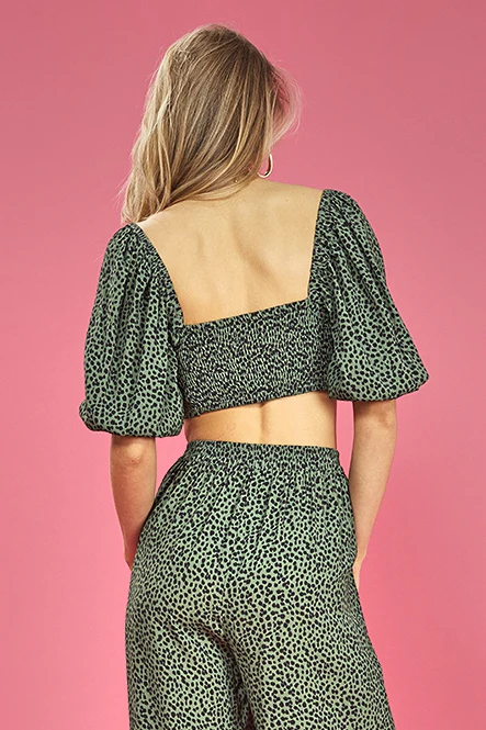 MinkPink NEHA PUFF SLEEVE CROP - Multi Leopard - Image 4