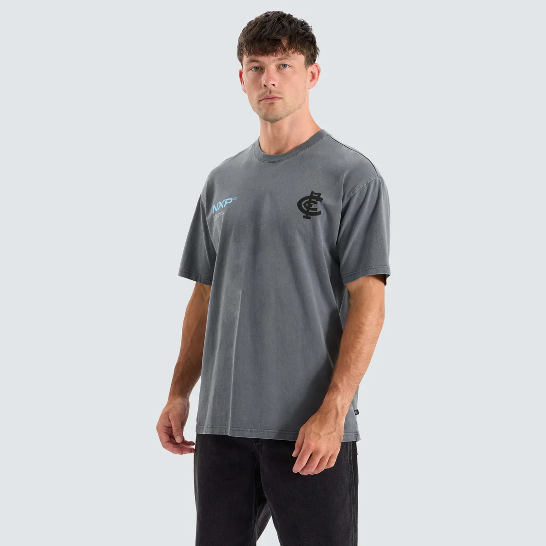 NENA & PASADENA  AFL Mens Carlton Blues AFL Box Fit Tee - Pigment Charcoal - Image 3