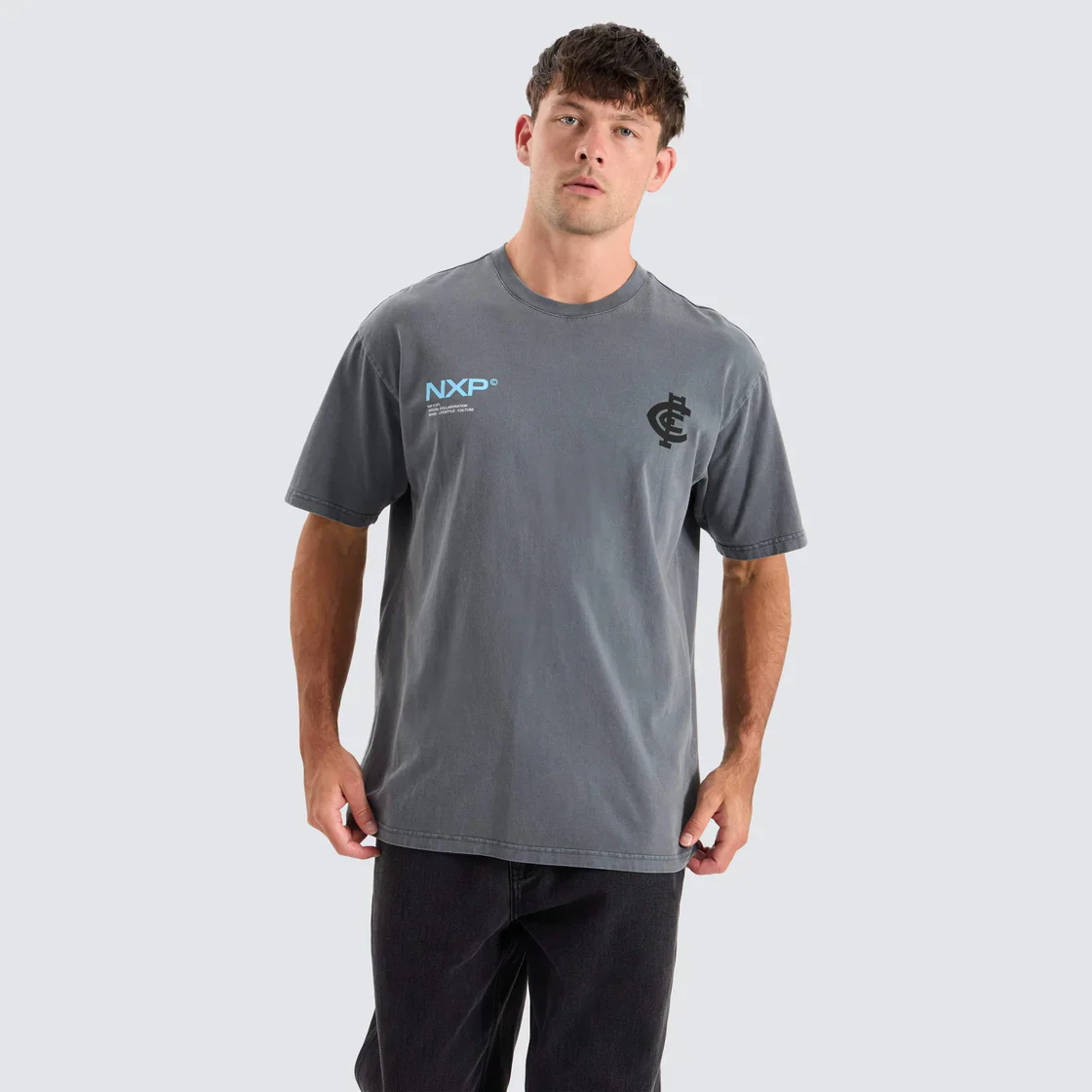 NENA & PASADENA  AFL Mens Carlton Blues AFL Box Fit Tee - Pigment Charcoal - Image 4