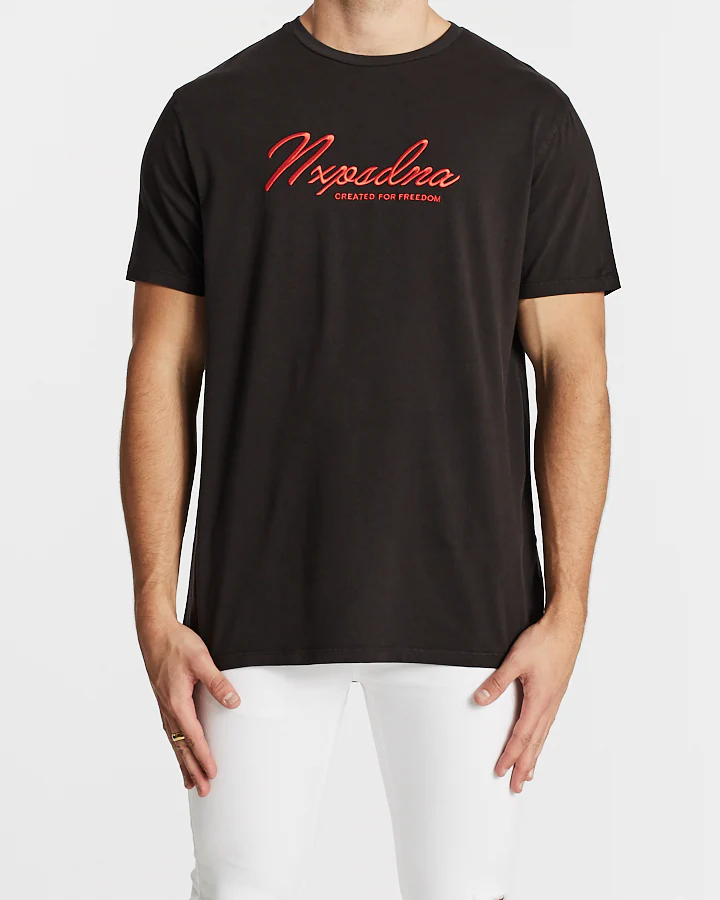 Nena Pasadena MENS FREEDOM SCOOP BACK TEE - PIGMENT BLACK - Image 4