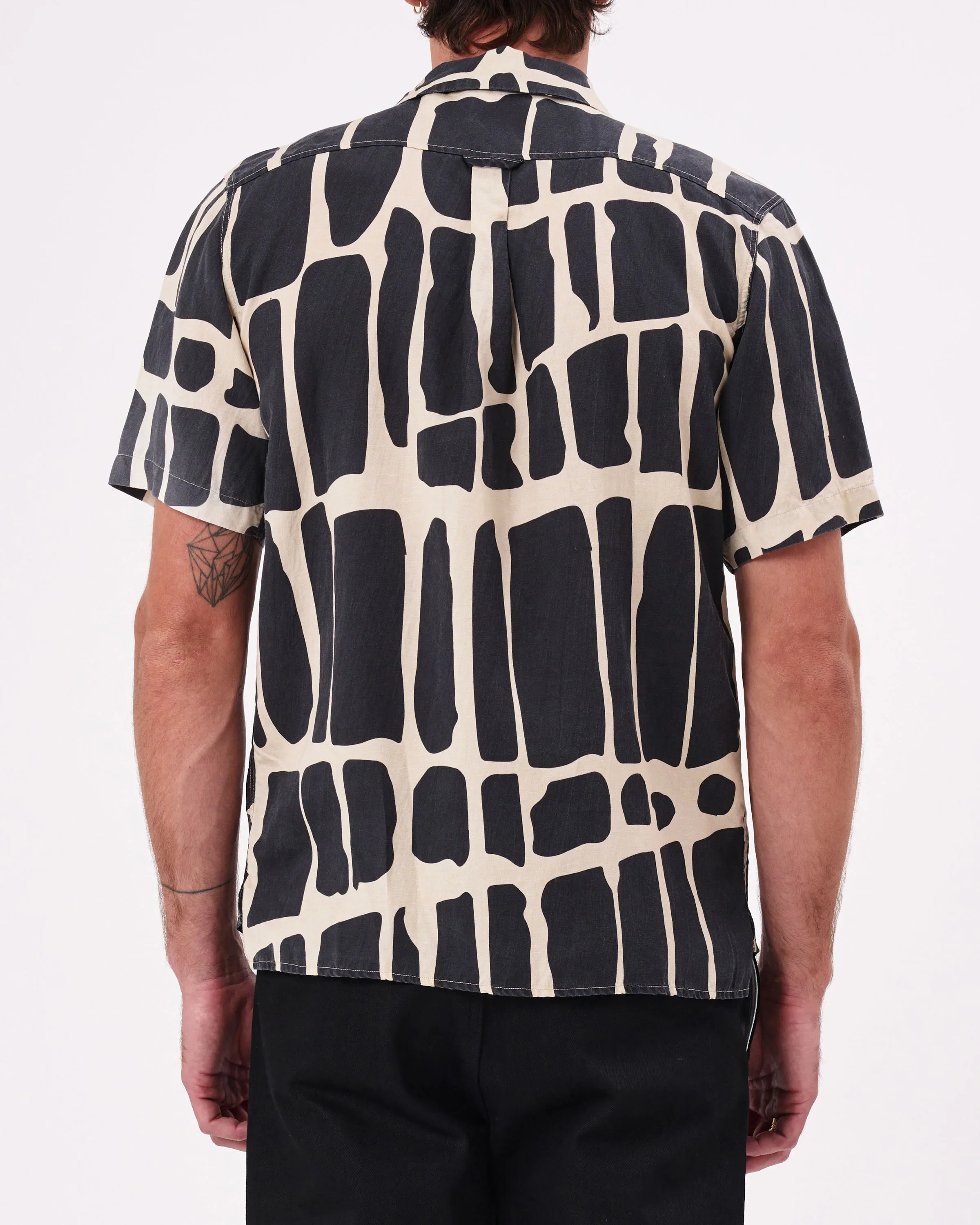 NEUW Mens Curtis Short Sleeve Linen Shirt Arizona - Black - Image 2