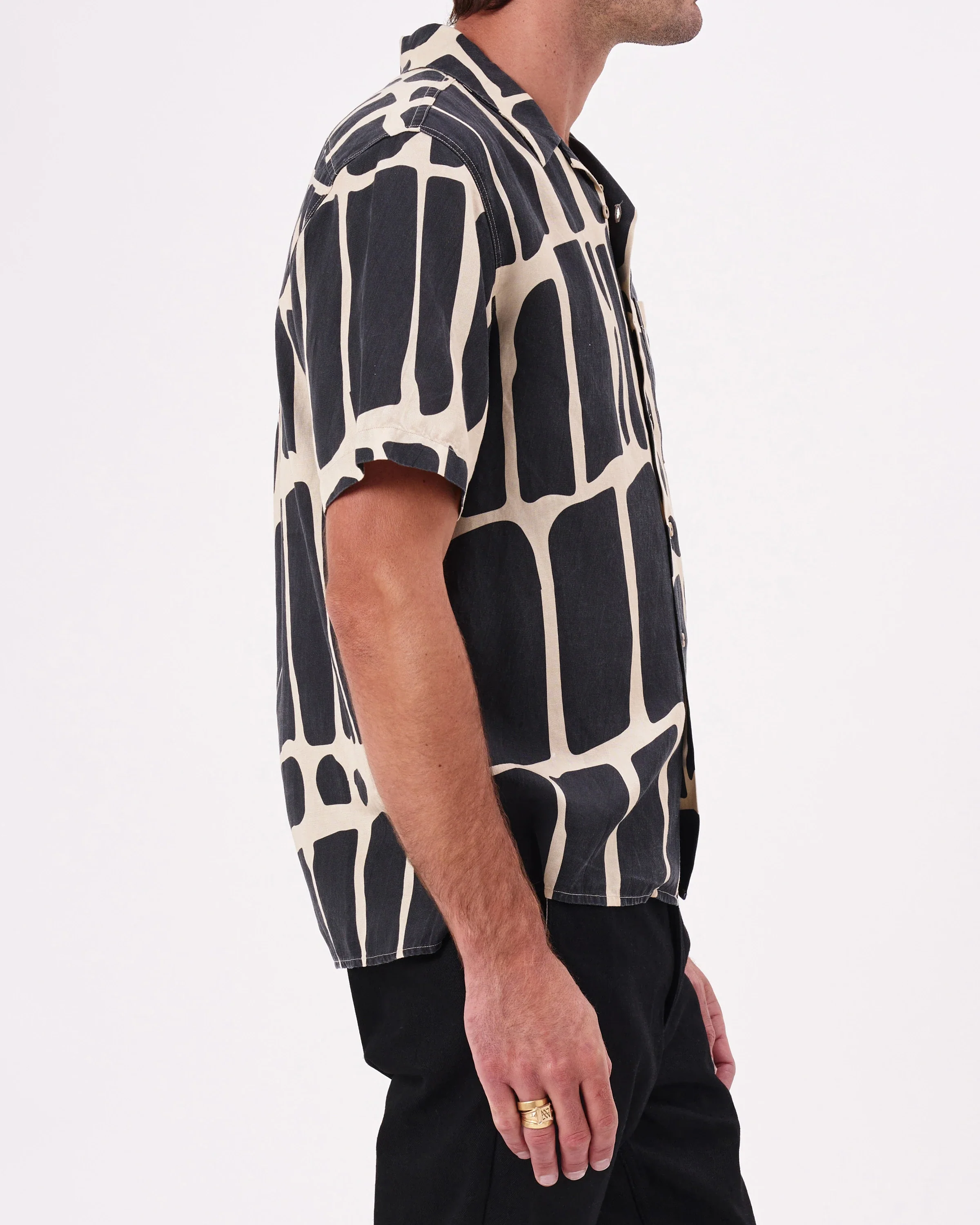 NEUW Mens Curtis Short Sleeve Linen Shirt Arizona - Black - Image 4