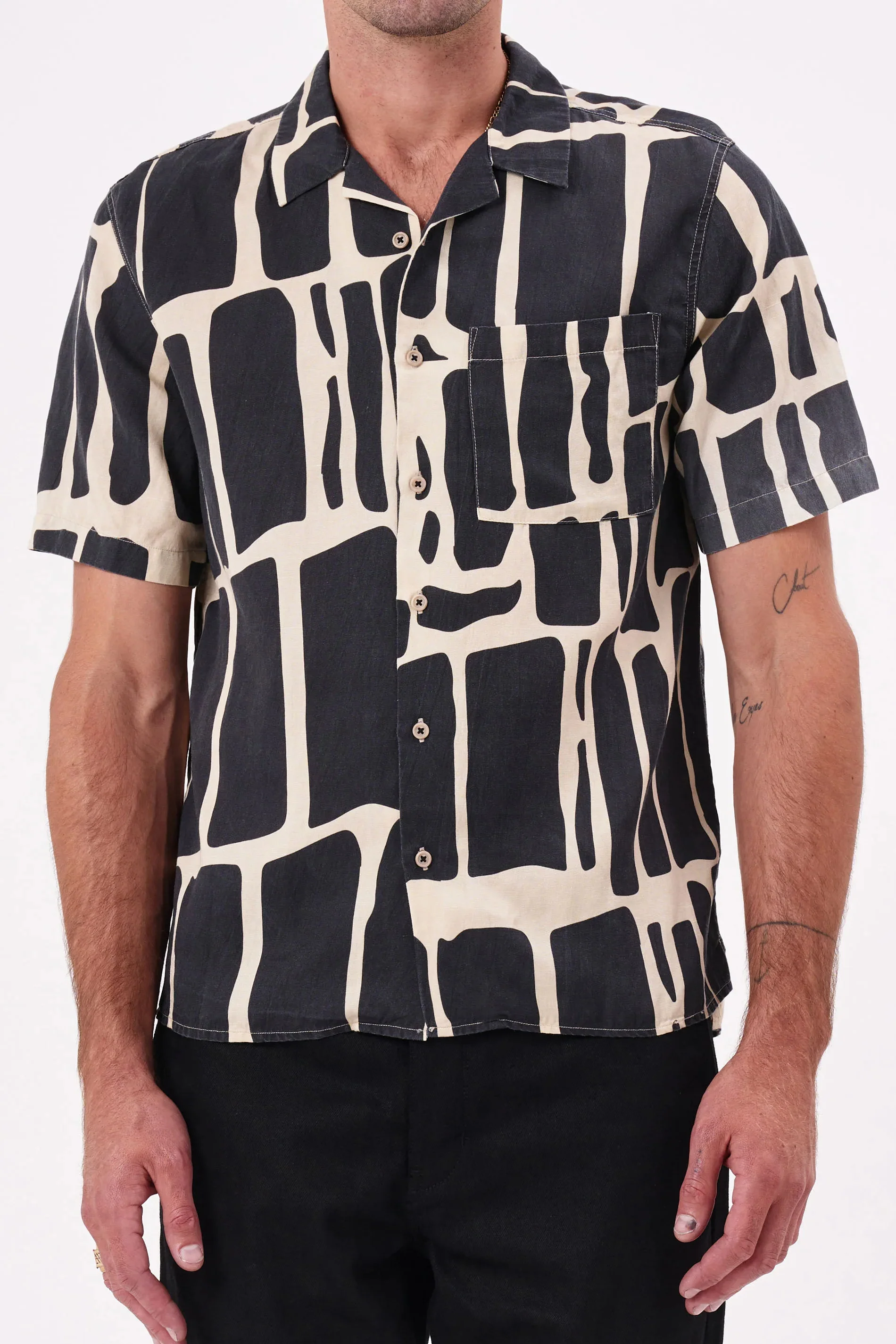 NEUW Mens Curtis Short Sleeve Linen Shirt Arizona - Black - Image 5