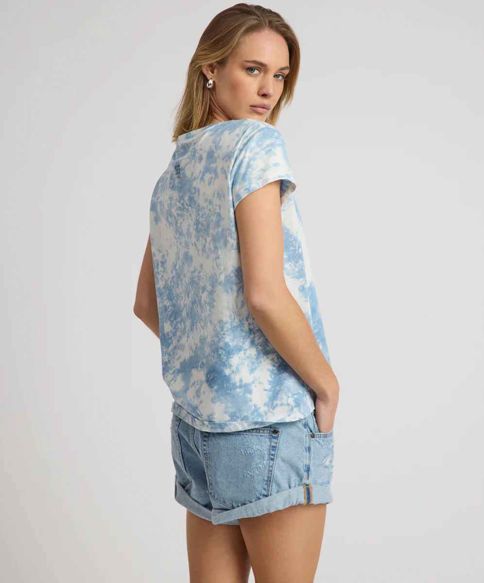 ONE TEASPOON Womens Heart Tie Dye Classic Tee in Faded Blue - Image 9