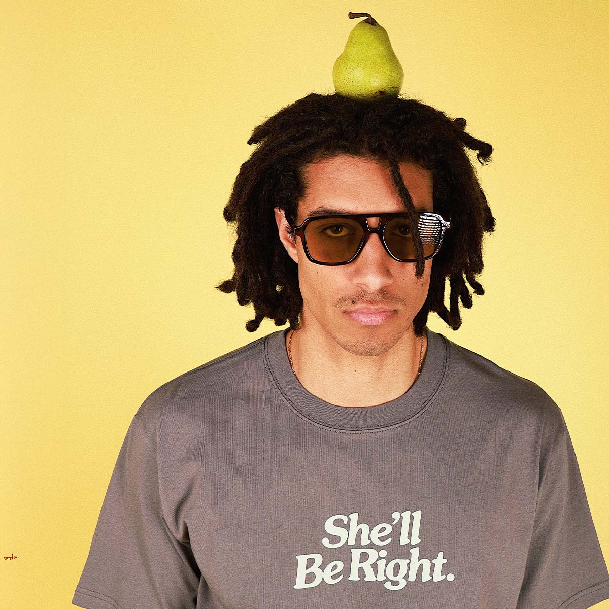 SKWOSH CLUB Mens She'll Be Right Slang Tee in Charcoal - Image 5