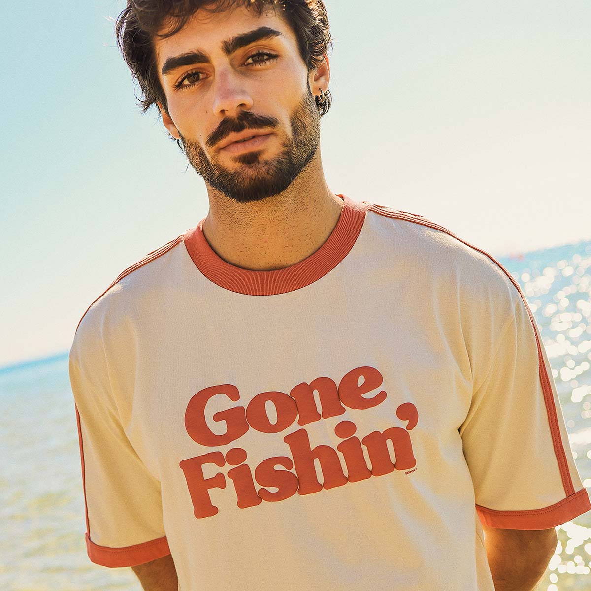 SKWOSH Mens Gone Fishin' Boxy Ringer Tee in Off White - Image 18