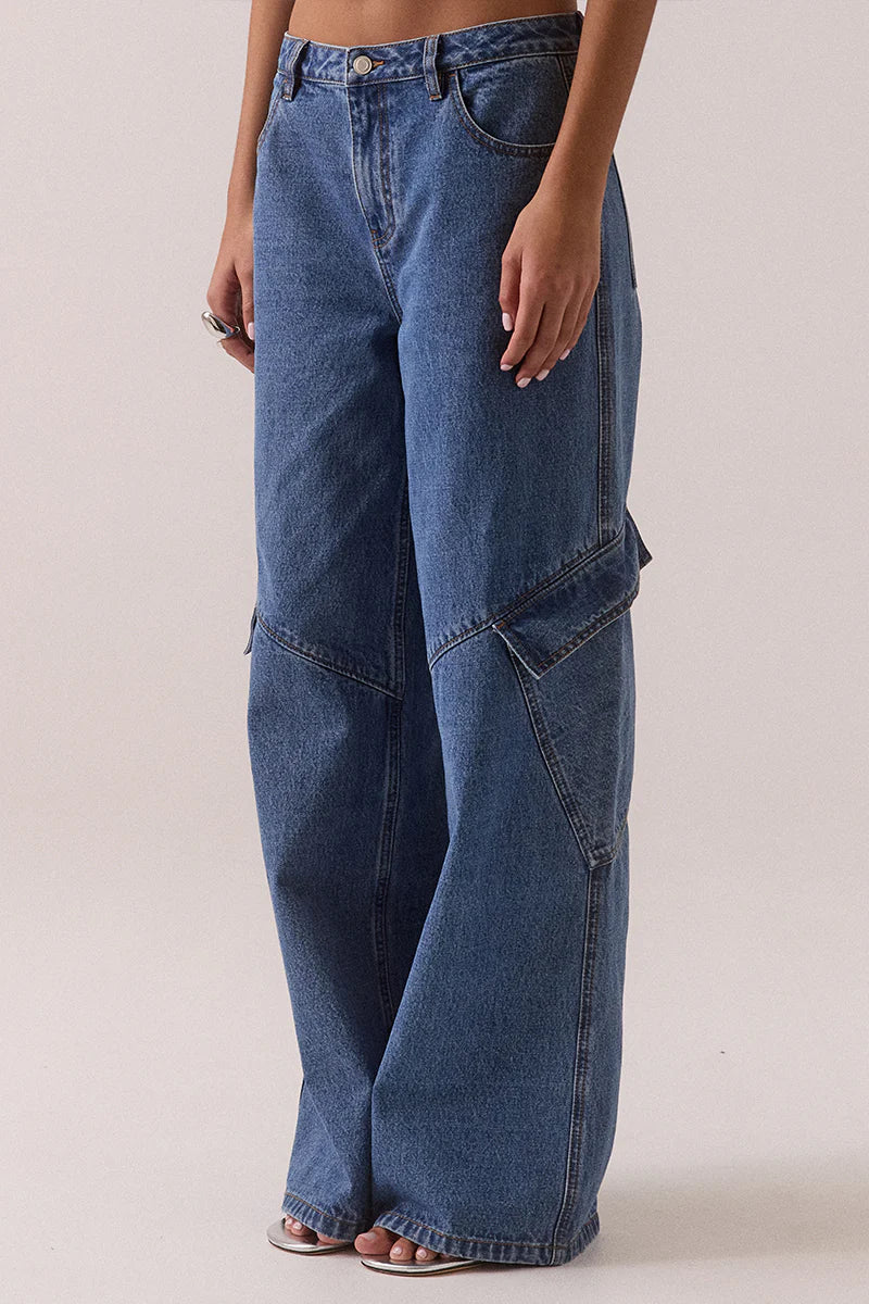 SOVERE Womens Everett Cargo Jean in Worn Blue - Image 4