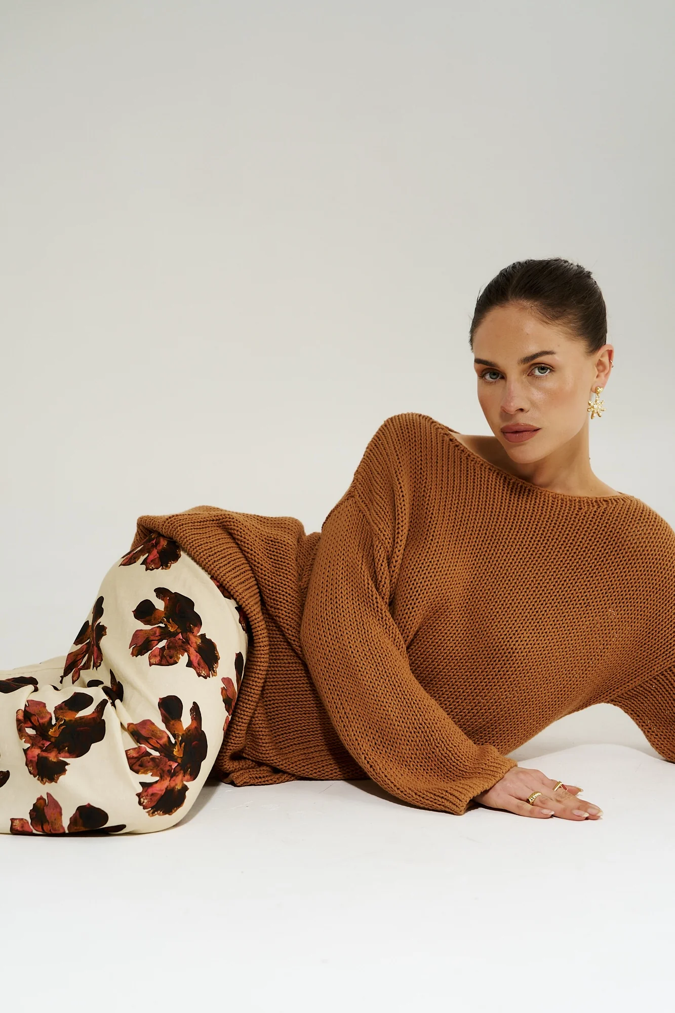 SUMMI SUMMI Womens Bell Long Sleeve Knit in Toffee - Image 11